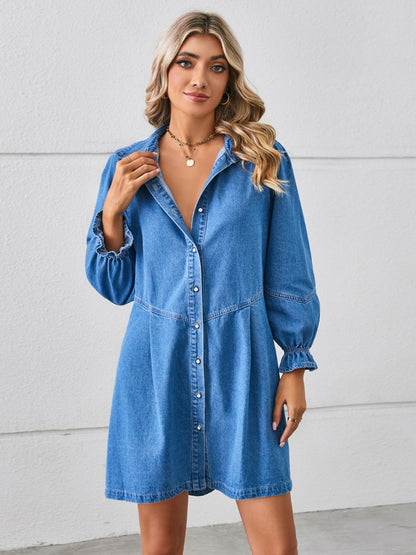 Mini-robe en jean boutonnée à manches volantées