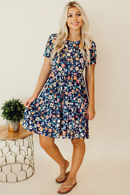 Vestido azul de manga corta con estampado floral