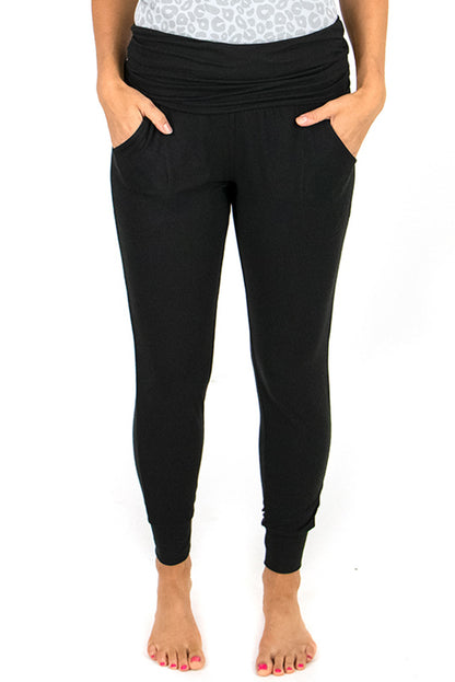 Leggings negros con bolsillo plisado y cintura alta