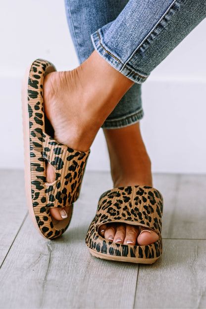 Pantuflas sin cordones con suela gruesa y estampado de leopardo