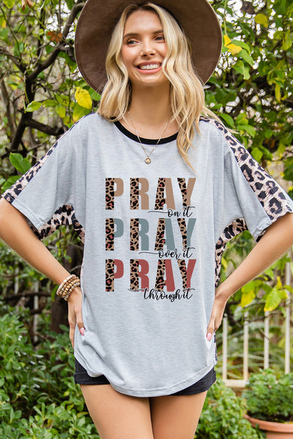 Camiseta holgada con manga dolman y estampado de leopardo en contraste con eslogan PRAY gris