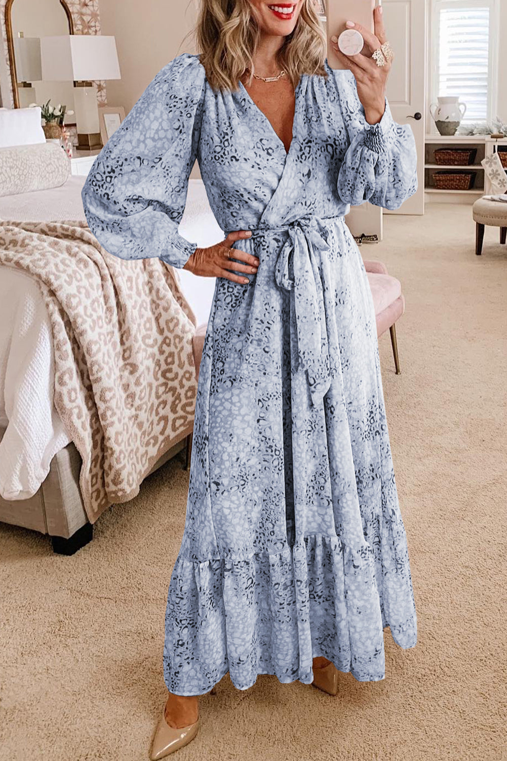 Robe longue imprimée bleu ciel à col surplis et manches bulles avec ceinture