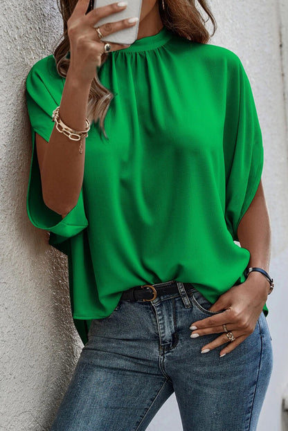 Blusa manga murciélago dividida con cuello simulado y color verde brillante