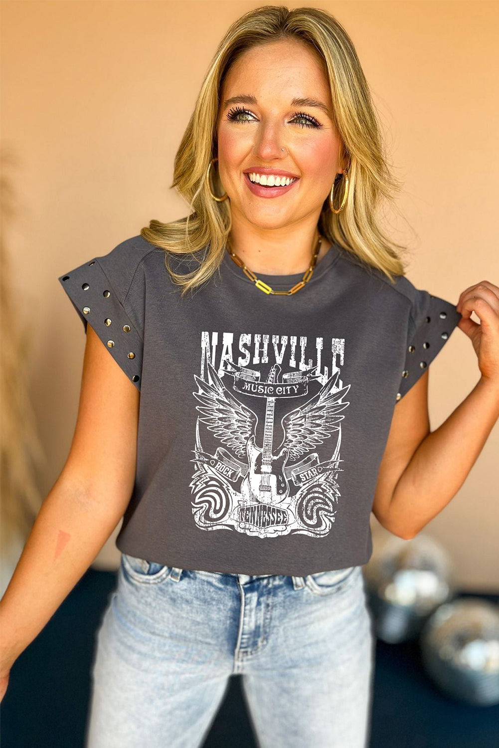 Camiseta gris oscuro con puños y tachuelas con gráfico NASHVILLE Music City