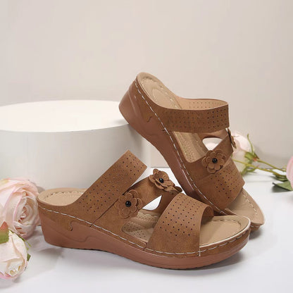 Sandalias con cuña de piel sintética con flores