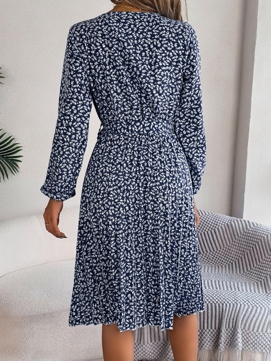 Robe plissée à petites fleurs nouée à la taille