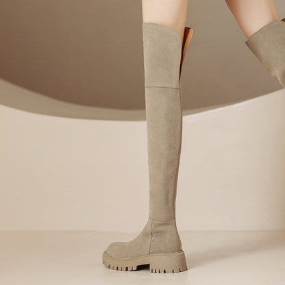 Femmes avec des bottes au genou en cuir véritable givré