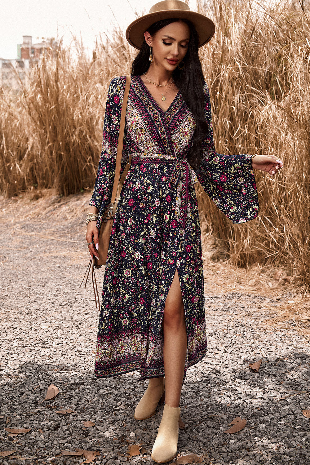 Vestido bohemio con abertura y cuello sobrepelliz