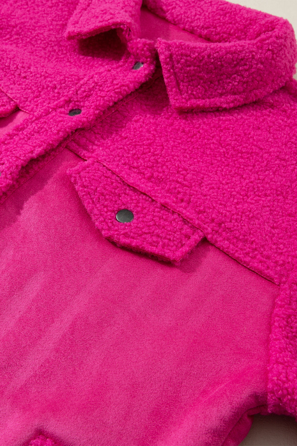 Chaqueta con botones y patchwork de sherpa de ante sintético en rosa brillante