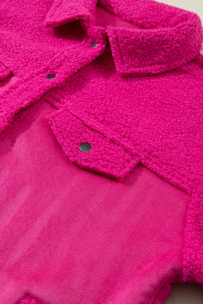 Chaqueta con botones y patchwork de sherpa de ante sintético en rosa brillante