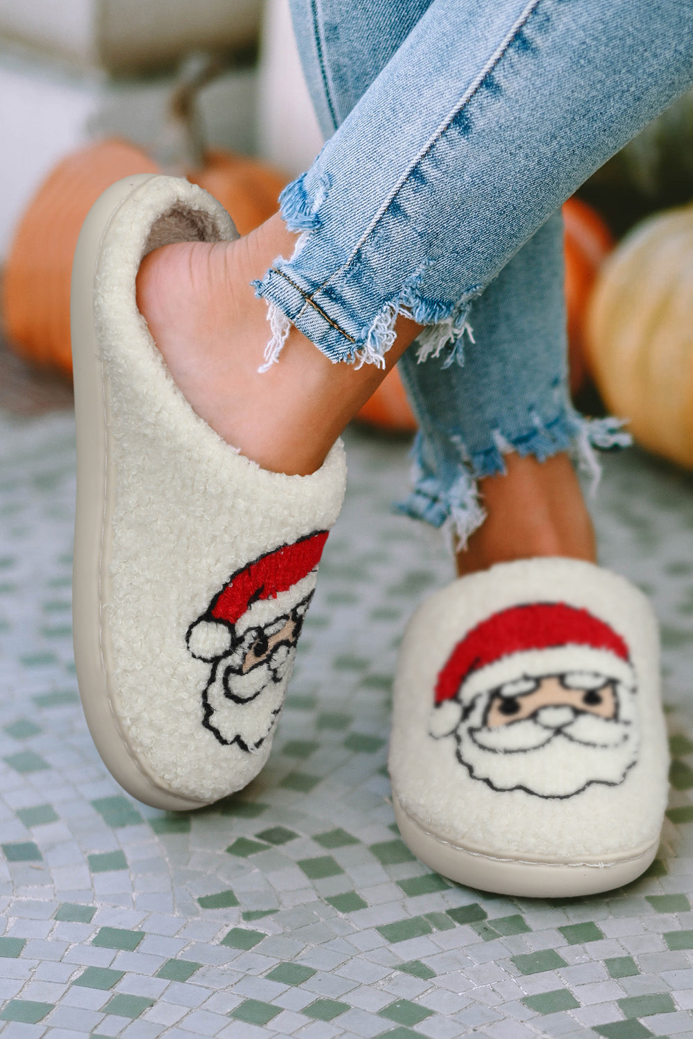 Chaussons de Noël blancs en peluche avec motif père Noël