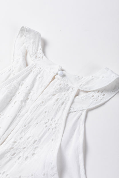 Robe blanche sans manches à col licou et motif à œillets style Boho