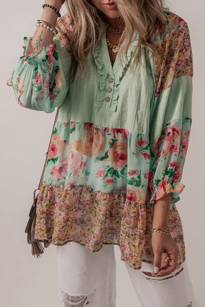 Blusa con estampado floral y cuello dividido con volantes verde