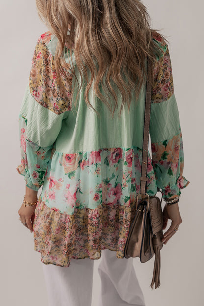 Blusa con estampado floral y cuello dividido con volantes verde