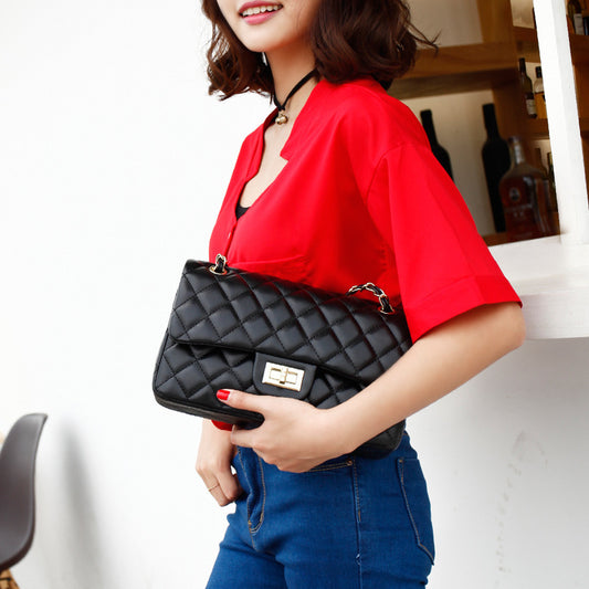 913 upgrade fashion diamond lattice chain of small fragrant bag. A classic single shoulder bag manufacturers on behalf of