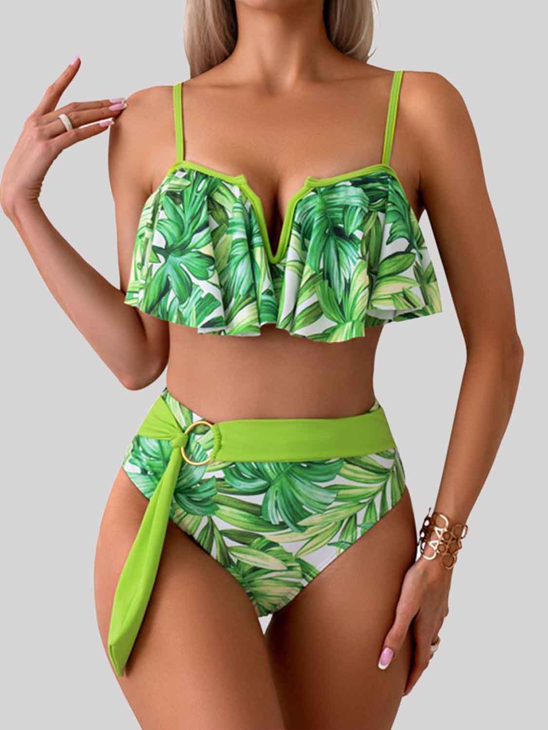 Conjunto de bikini con muescas y tirantes finos