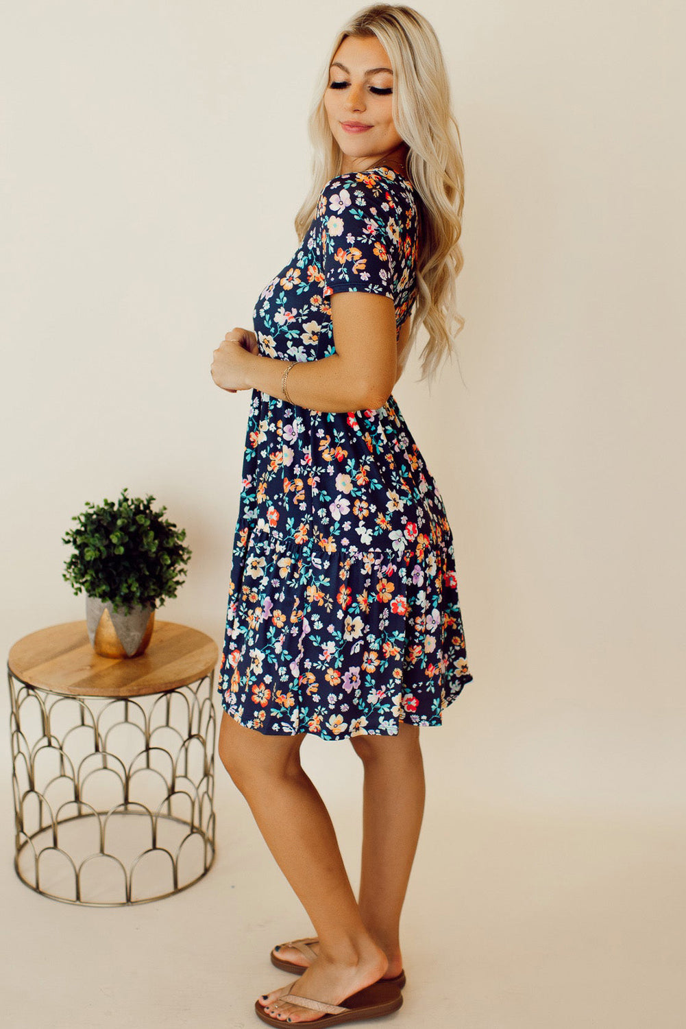 Vestido azul de manga corta con estampado floral