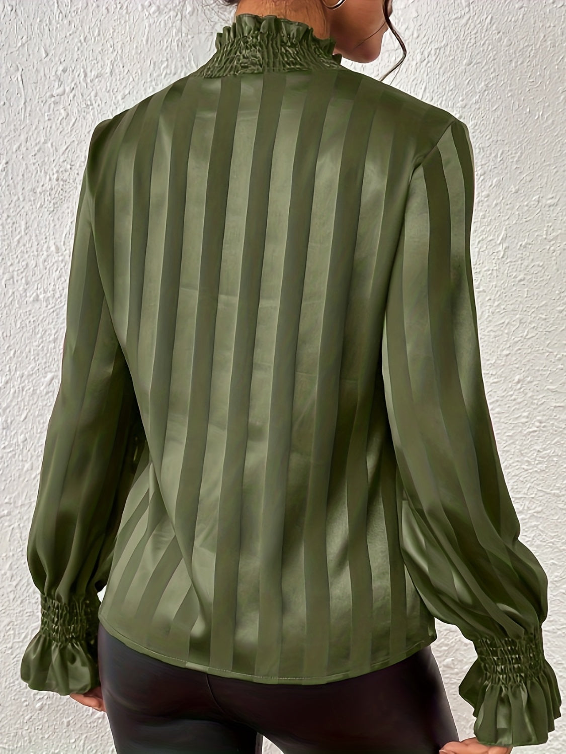 Blouse smockée à manches longues et col montant