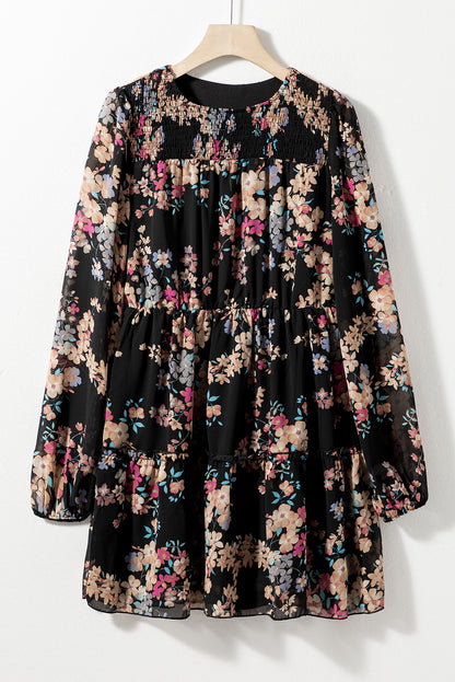 Robe noire fleurie smockée à col rond et volants à plusieurs niveaux