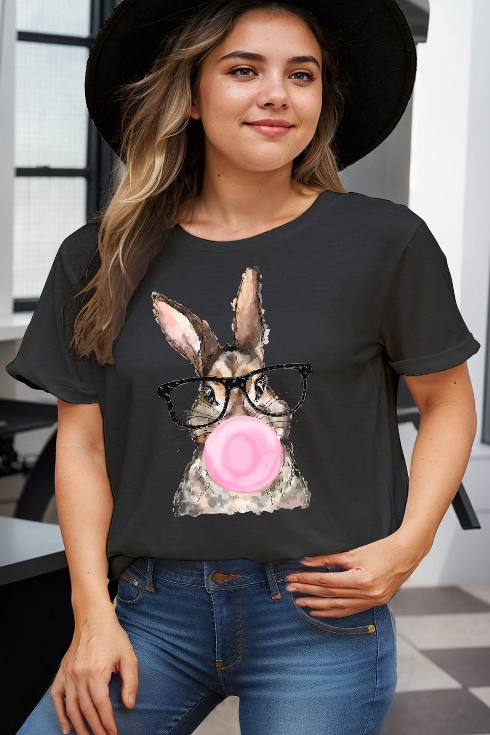 Camiseta blanca de talla grande con gráfico de conejo chicle de Pascua