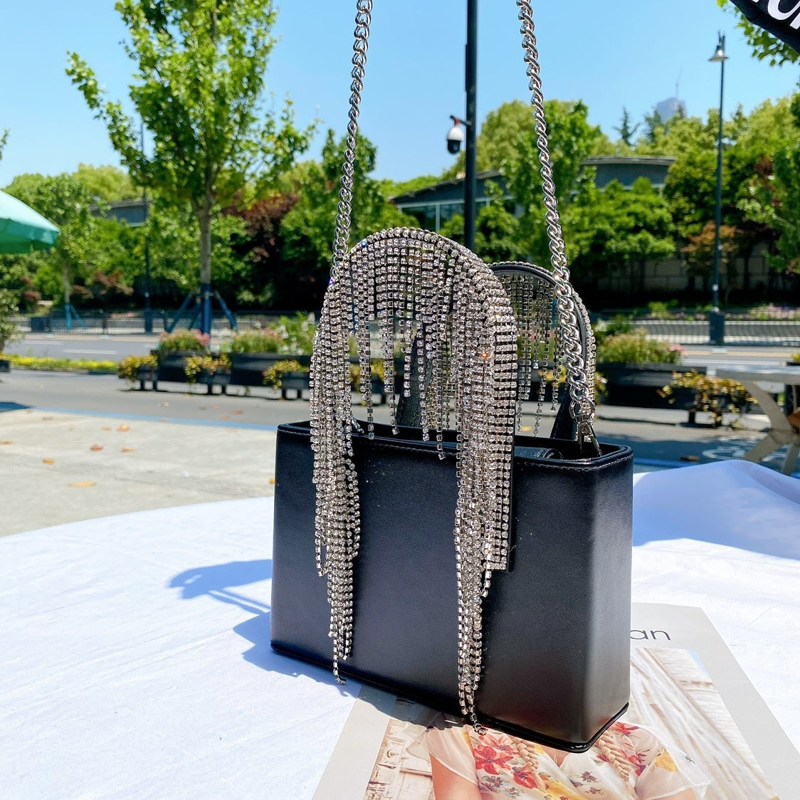 Sac bandoulière à pompon en strass pour femme