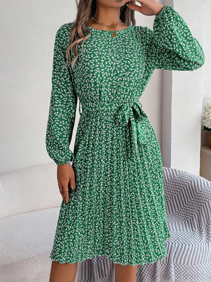 Robe plissée à petites fleurs nouée à la taille