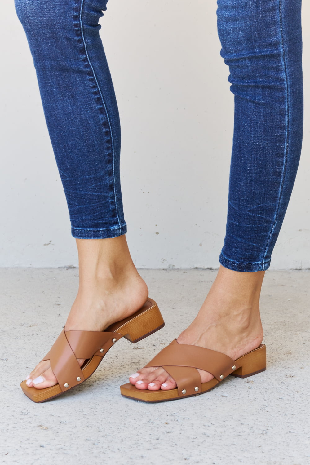 Weeboo Step Into Summer Criss Cross Sabots en bois Marron