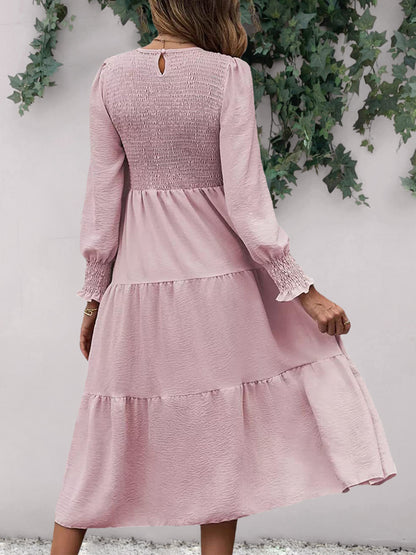 Robe midi smockée à col rond et manches longues