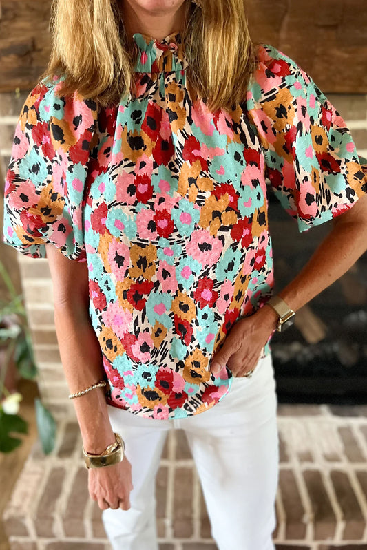 Blusa floral con volantes y botones en la espalda con cuello alto blanca