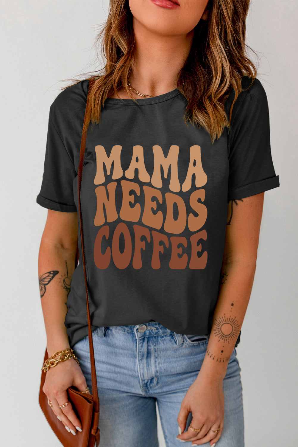 Camiseta gráfica negra MAMA NECESITA CAFÉ