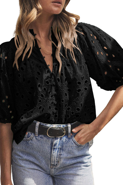 Blusa de manga corta con bordado de flores ahuecadas negra 