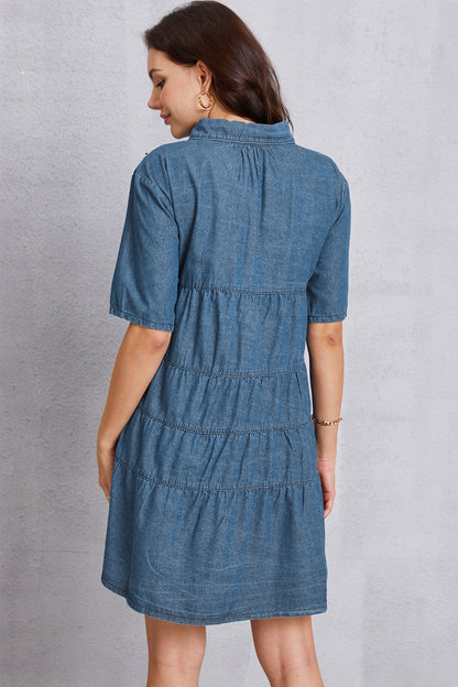 Robe en jean à plusieurs niveaux et col boutonné