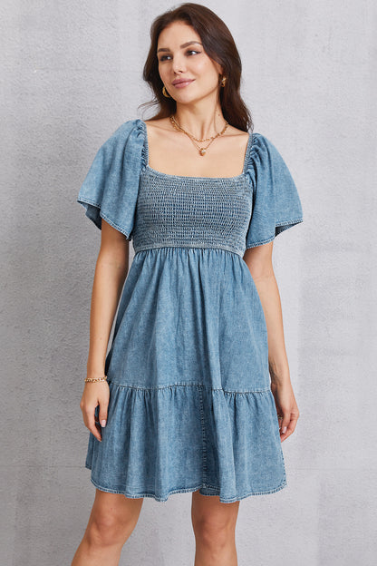 Mini-robe en jean smockée à encolure carrée