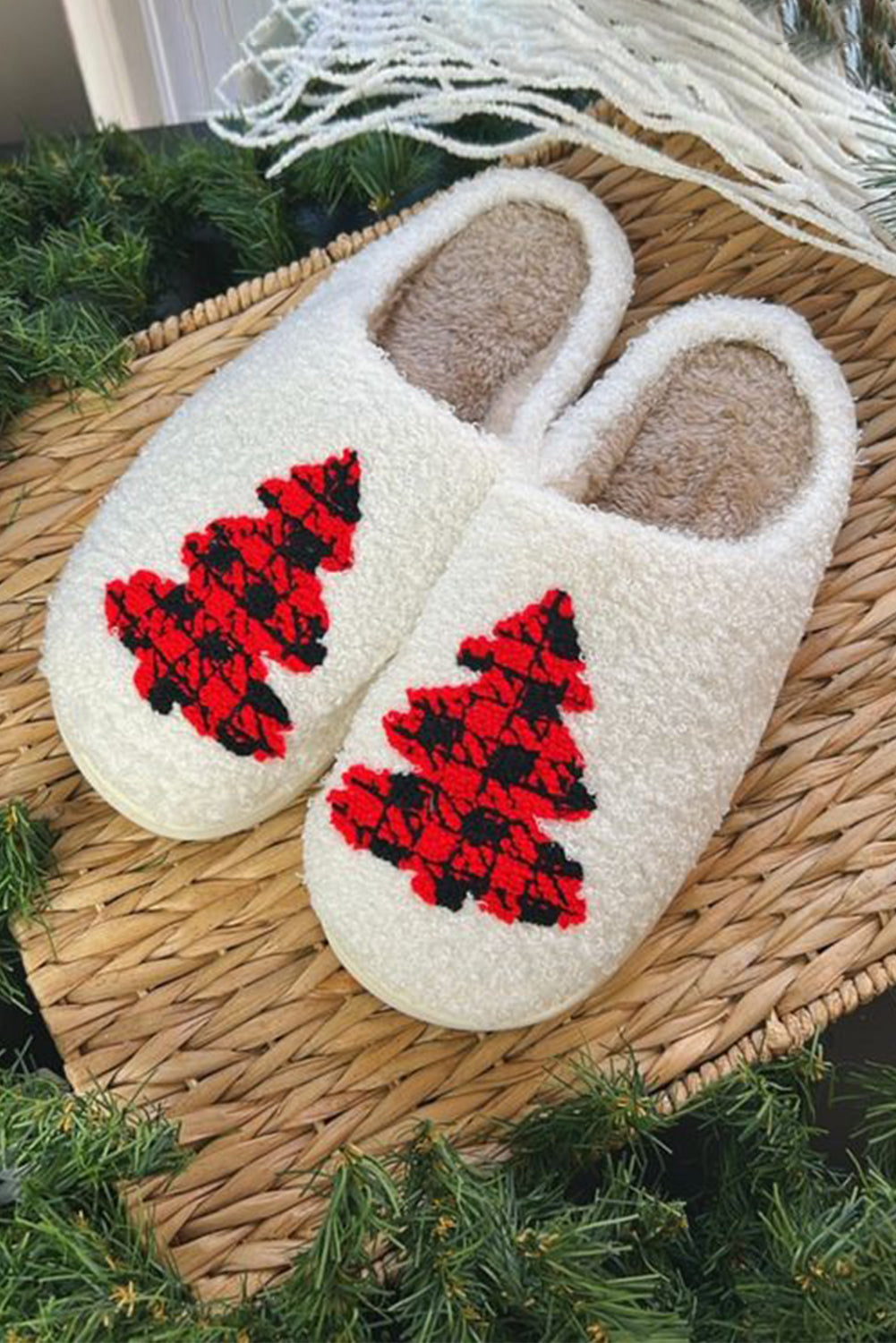 Pantoufles de maison à la mode de noël à motif d'arbre flou blanc