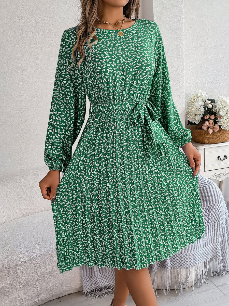 Robe plissée à petites fleurs nouée à la taille