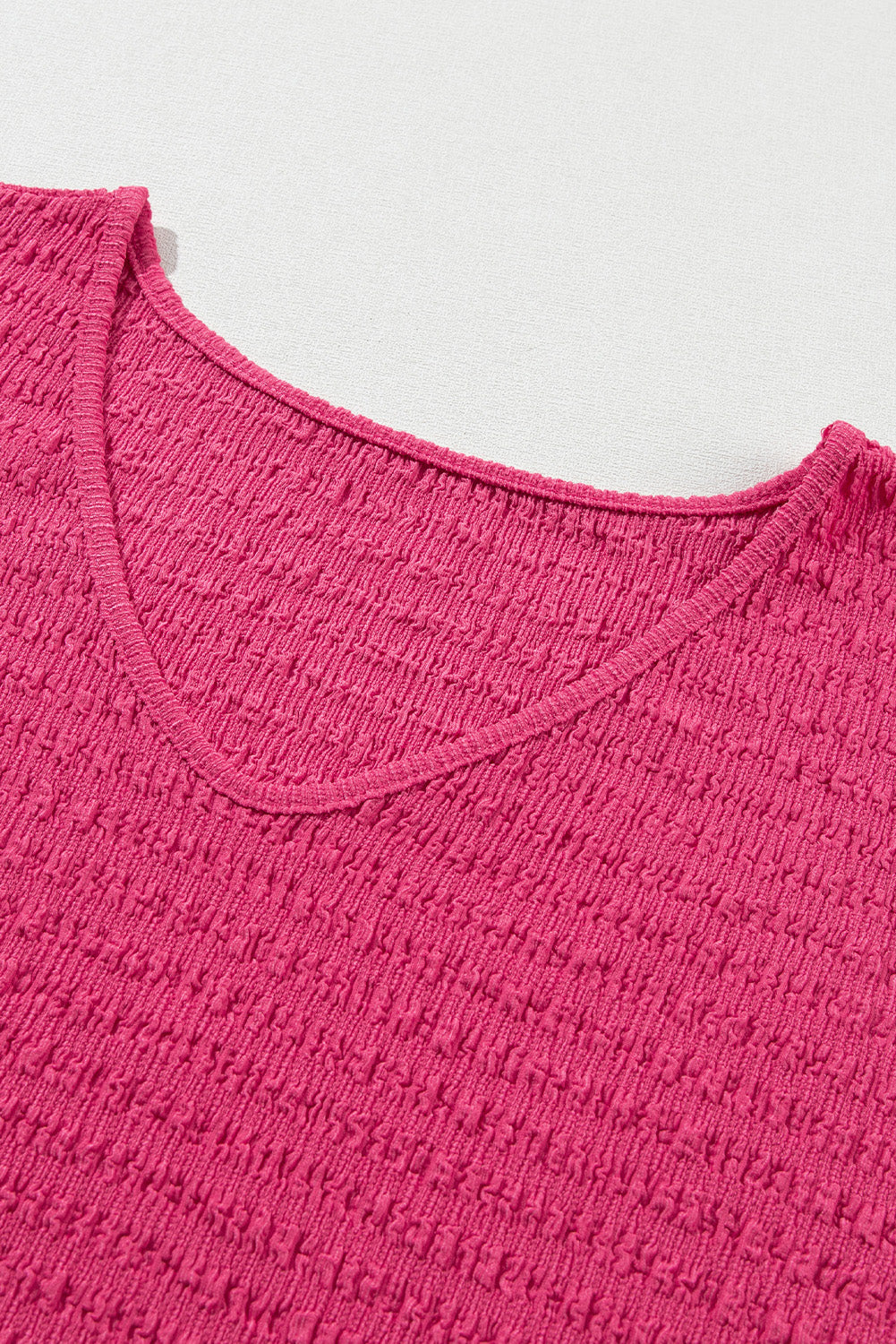 Blusa con cuello en V y manga corta enrollada con textura rosa brillante