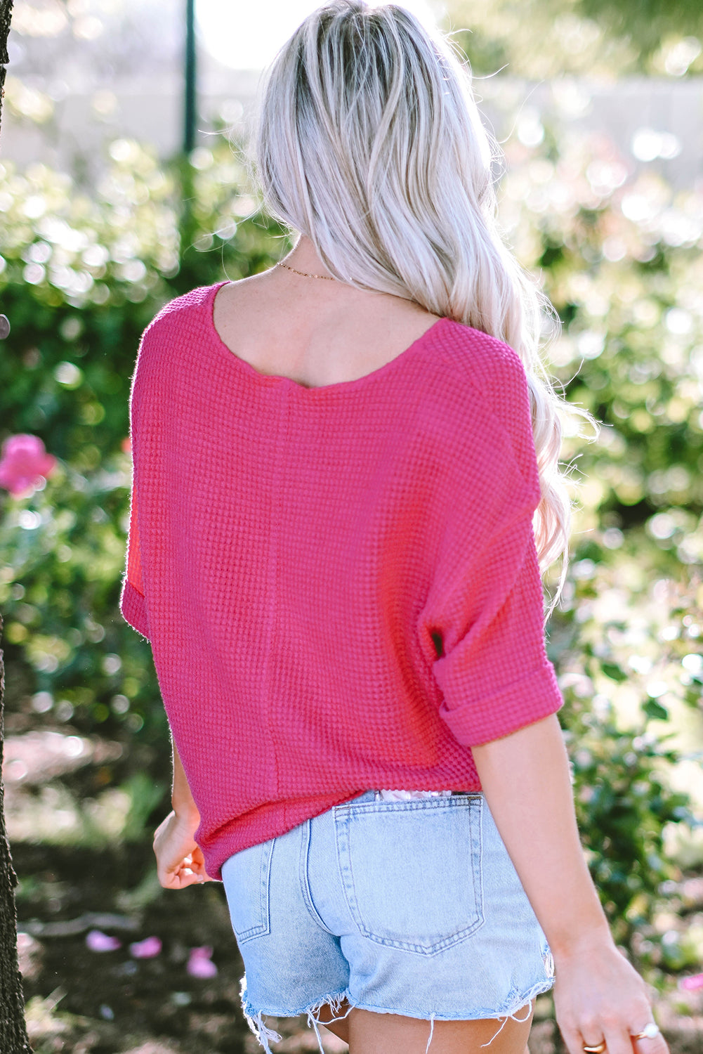 Haut à manches courtes et revers en tricot texturé rose fraise à col fendu