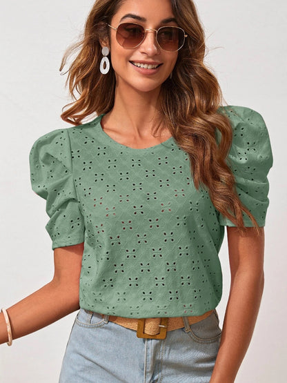 Blusa con mangas abullonadas y cuello redondo con ojales