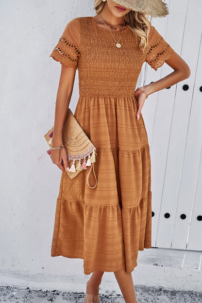 Robe midi smockée à col rond et manches courtes