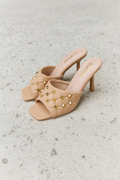 Mules acolchados con puntera cuadrada en color nude de Forever Link