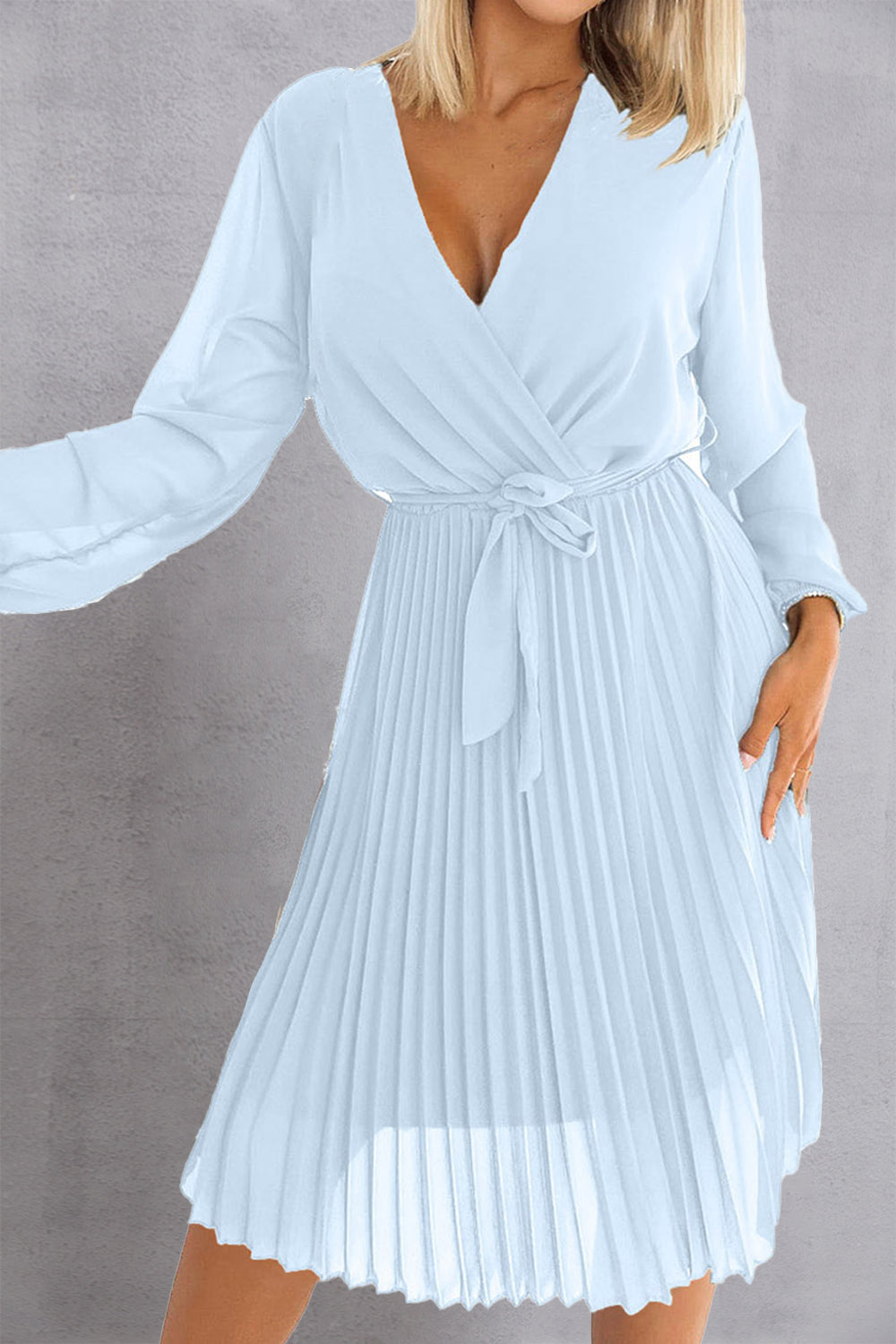 Robe plissée à manches longues et surplis noué