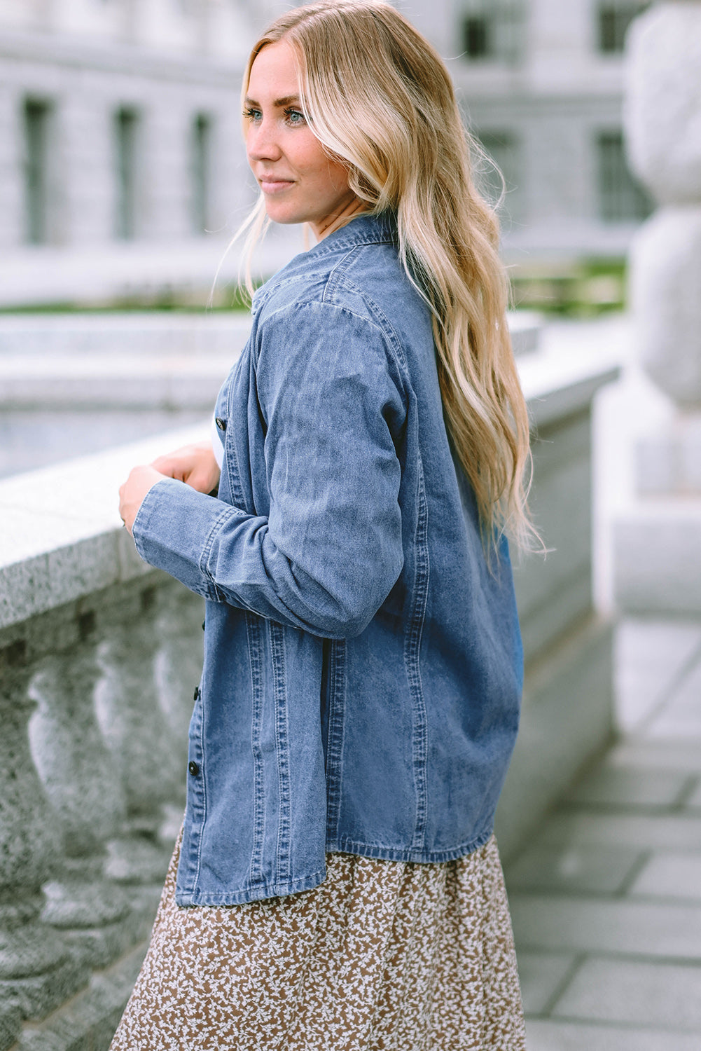 Veste chemise en jean boutonnée à manches longues bleu ciel