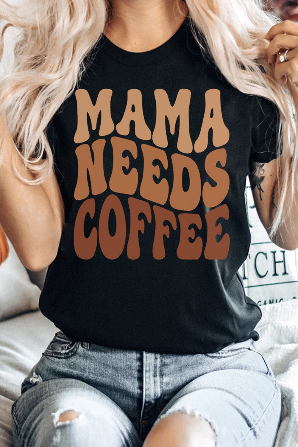 Camiseta gráfica negra MAMA NECESITA CAFÉ