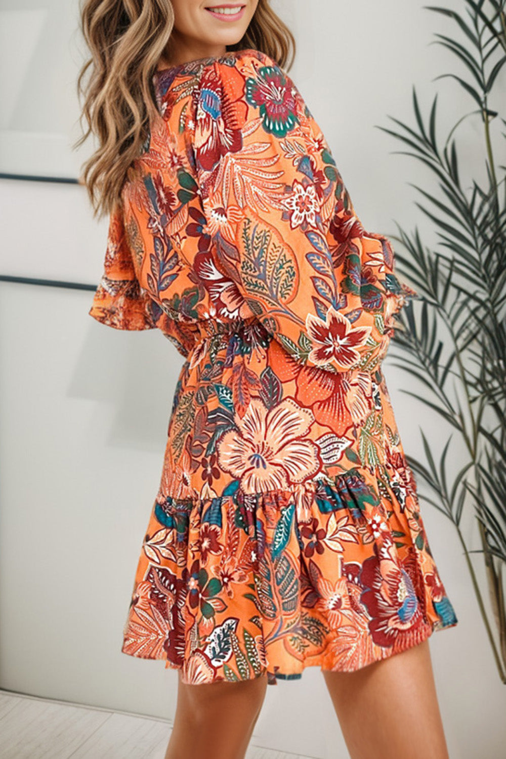 Mini-robe à imprimé tropical et manches lanternes à la taille