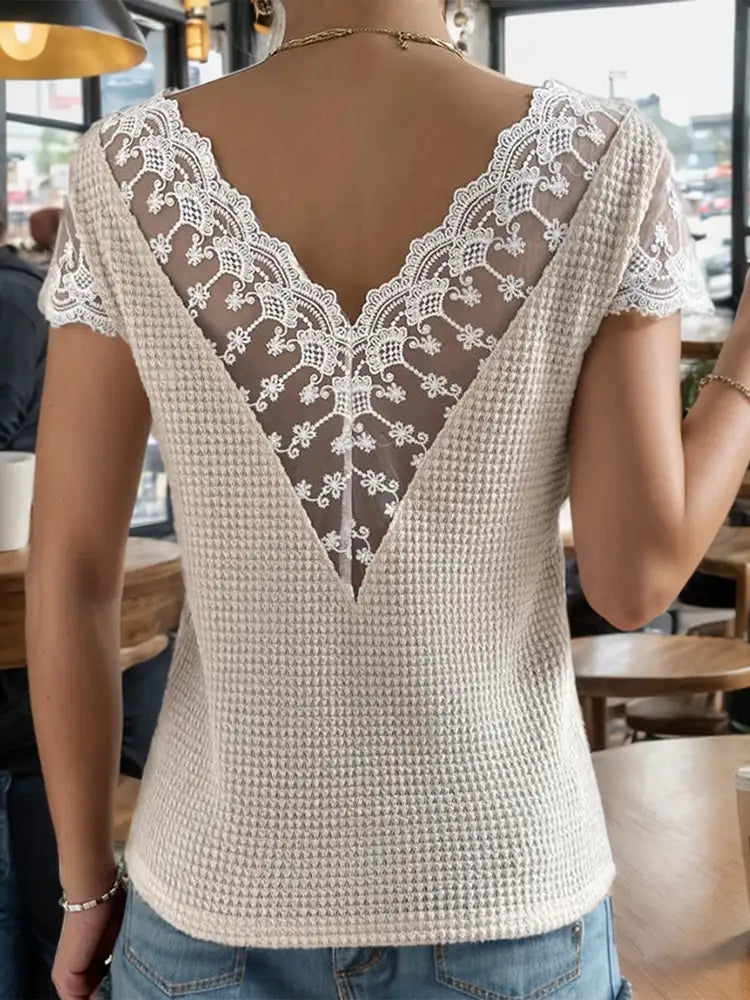 Blusa de manga corta con cuello en V y detalle de encaje