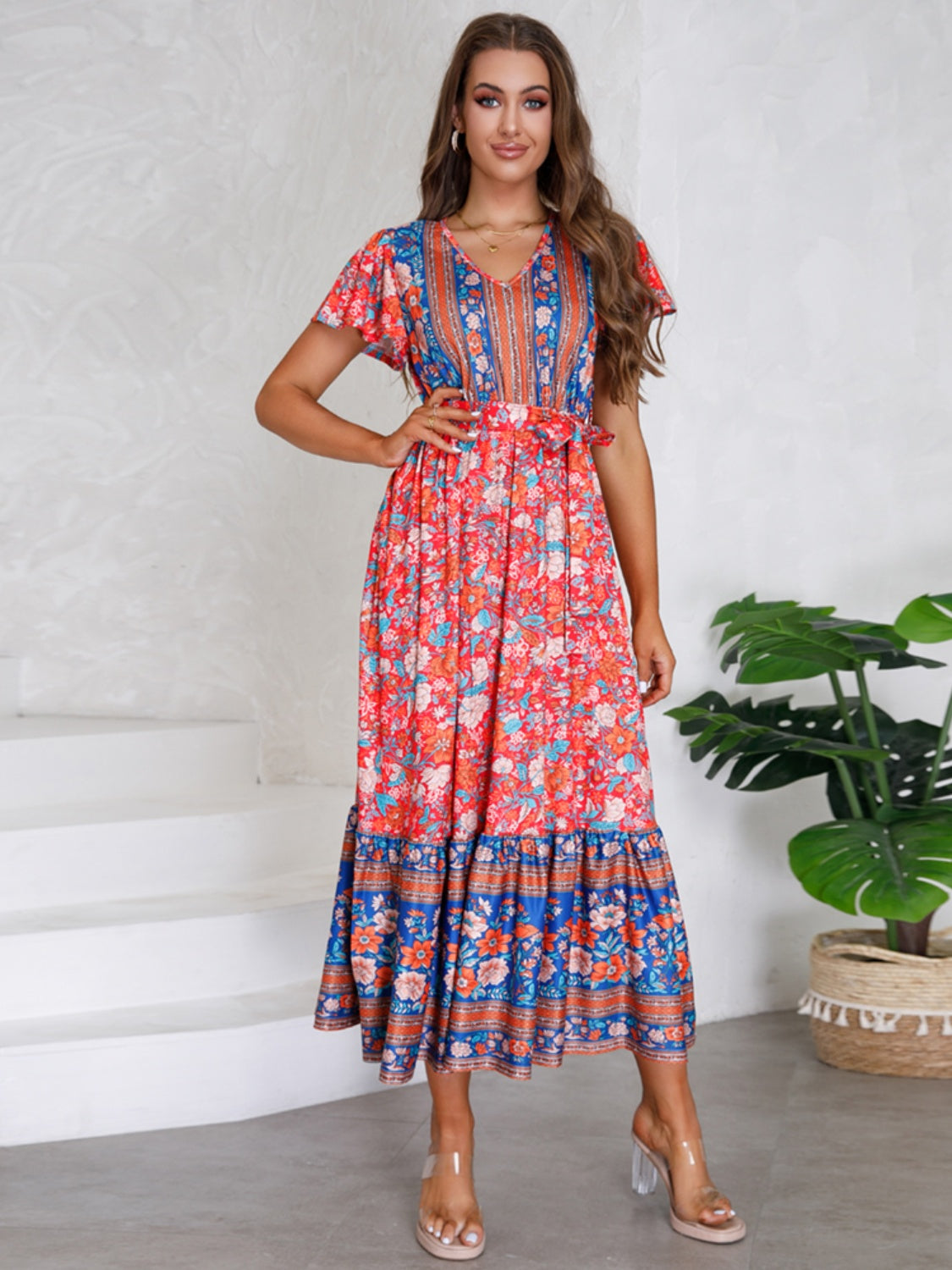 Robe imprimée nouée à manches courtes et col en V