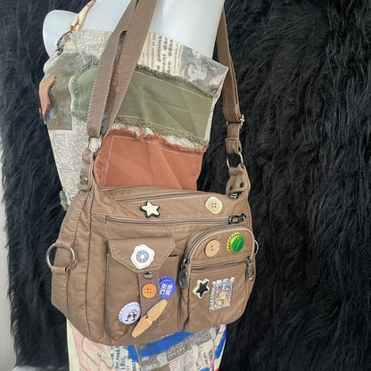 Sac à bandoulière vintage avec bouchon de bouteille et patch messager en détresse