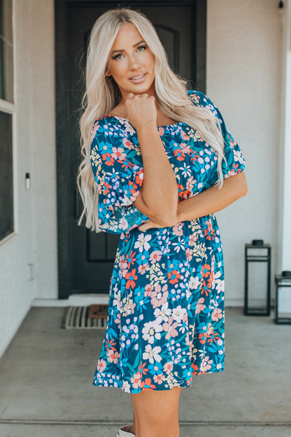 Vestido floral con volantes y cuello cuadrado azul