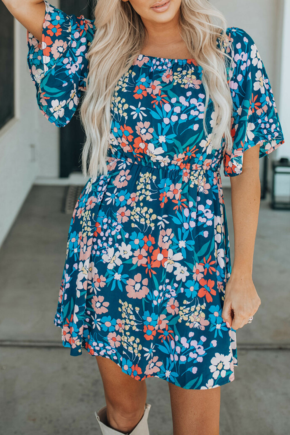 Vestido floral con volantes y cuello cuadrado azul