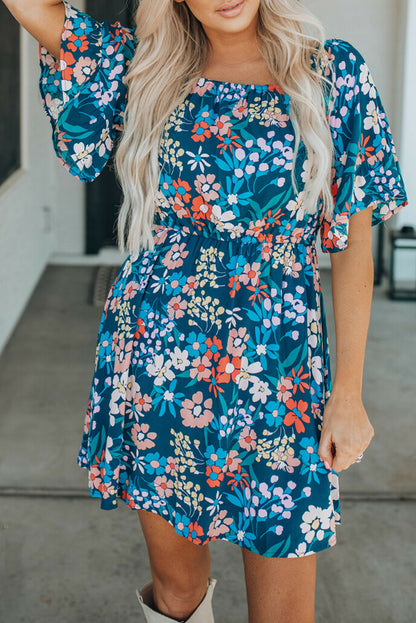 Vestido floral con volantes y cuello cuadrado azul